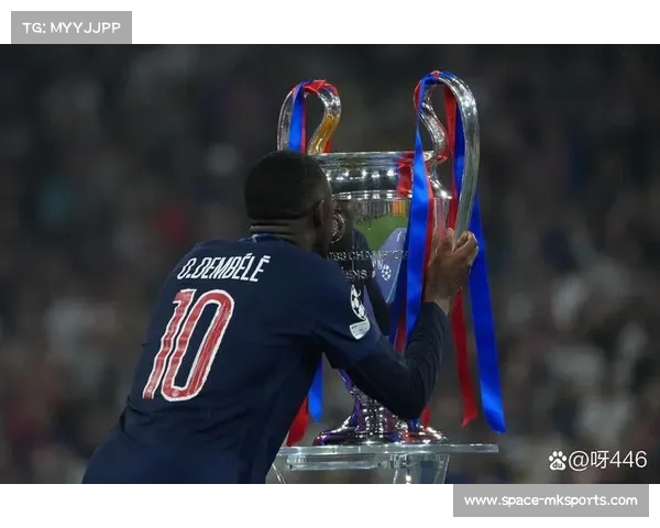 雷恩vs巴黎圣日耳曼赛前，雷恩赠予登贝莱青训纪念海报